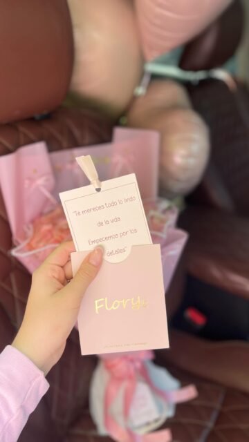 Un detalle con flores puede cambiarlo todo…
Sin decir una palabra 💗✨
